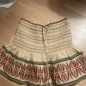 Kjol  - Jättefin och söt kjol från Zara. Aldrig använd. Strl m men passar även en S, stretchigt tyg