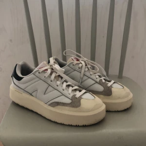 New Balance CT302 - New balance skor, storlek 40.5. Använda ett fåtal gånger.  Saknar innersulor då jag brukar använda andra och råkat slänga de som tillhör. 