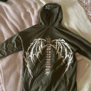 Hoodie med tryck - En jättefin och mjuk huvtröja med tryck både fram och bak! Varan är köpt här på Plick och jag hittar inget märke från var den ursprungligen kommer ifrån, skriv vid frågor eller för mer bilder!