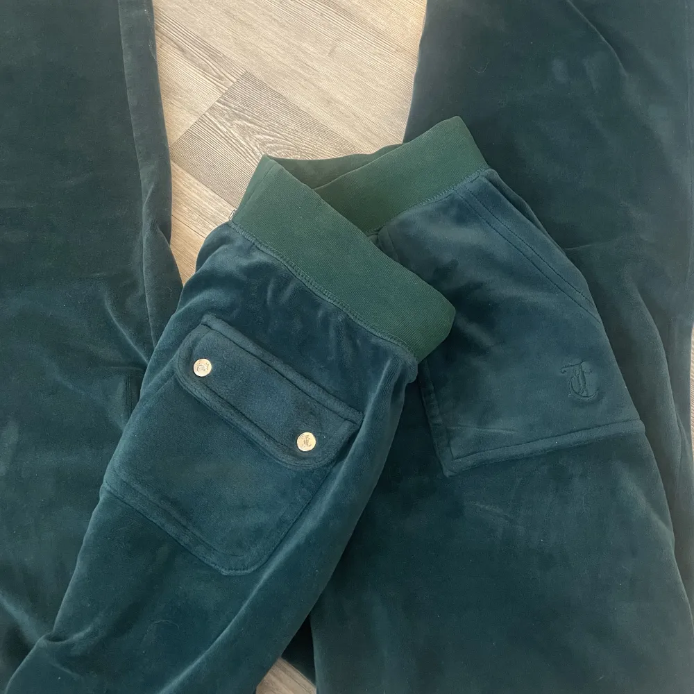 Säljer mina sparsamt använda juicy byxor. Fick de i julas och använt de fåtal gånger. I färgen ”Velour Trekking Green” storlek S . 💖💞💕 . Jeans & Byxor.