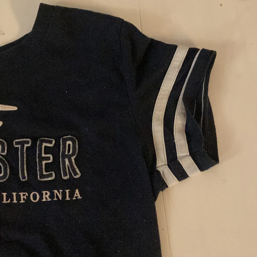 Söt och mycket skön tskirt från hollister. . T-shirts.