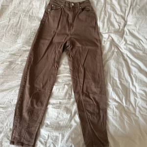 Bruna jeans  - Bruna jeans från h&m 🤎väldigt fint skick!!
