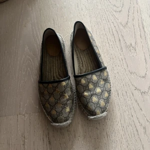 Gucci slipons - Säljer dessa pga att jag aldrig använder dom och det är för små. 🩷 