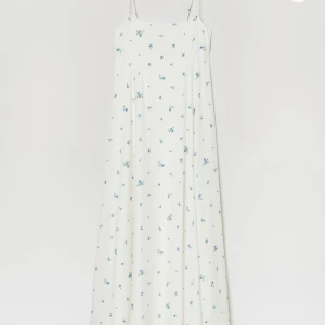 Långklänning blåblommig - Söt klänning från H&M som inte längre finns kvar, oanvänd. Säljer då den aldrig blev använd till en midsommarafton och sedan bara blev hängande