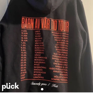 Hov1 hoodie  - Säljer nu min fina fina hov1 hoodie den är super skön men tyvärr kommer den inte till användning köpte för 600 och säljer för 500 då den inte använts mycket alls skriv för mer frågor💓