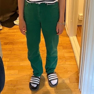 Bohoo - Skitsnygga gröna mjuka jeans straight model i storlek 36. Älskar dem men har för mycket kläder. 