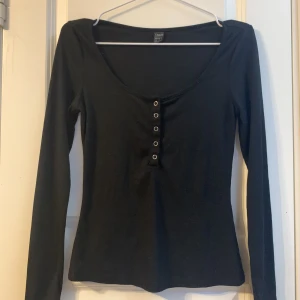 Fin svart topp - Säljer denna toppen from SHEIN! Den är storlek XS. Jag säljer den för att den inte min storlek. Har knappt använt den. Om du vill köpa skriv till mig 🤍