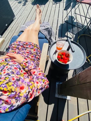 Gina Tricot  Mini Dress - miniklänning blommönster, mycket fin och ljus färg. Passar verkligen med sommaren! Ser bra ut som ny.