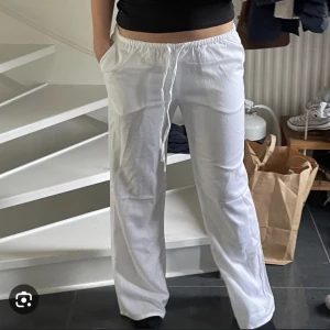 Vita Linnebyor  - Säljer dessa vita lågmidjade linnebyxorna från h&m som är använda 1 gång!! De är avklippta och passar någon som är 150-160cm 🤍de är lågmidjade och har fickor på rumpan vilket är skitsnyggt 😍 skriv för fler bilder!! 