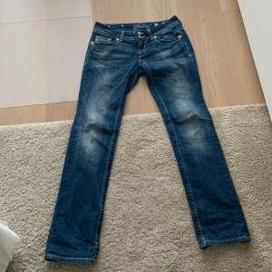 Miss Me jeans - Ett par snygga bootcut Miss Me jeans i rätt så bra skick. De är lågmidjade och har köpt de på SELLPY. Säljer på grund av att de inte passar mig längre. De är lite skadade längre ner på benen.  Men annars är allt annat i bra skick!😻