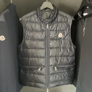 Moncler gui väst  - Moncler gui väst size 1 vilket motsvarar smal (S) sitter bra på mig (172cm, 60kg) inga hål eller liknande och hyffsat fräsch. Har kartong och kvitto från Moncler!:) hör av er vid frågor eller mer bilder Färg: Navy blue 
