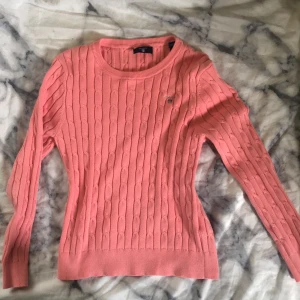 Rosa GANT tröja - Säljer en ”stickad” gant tröja då den inte riktigt är min stil. Nypris är ca 900 kr. Fungerar för någon som är ca 158-165 cm💕