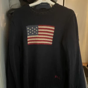 Stickad ralph lauren - Säljer denna stickade Ralph lauren. Använd fåtal gånger och är i nyskick storleken är 14-16 vilken motsvarar ungefär xs-s. Meddela för ytligare frågor 
