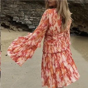 Sanna jörnvik X Nakd klänning - Säljer denna klänning från Sanna Jörnvik x nakd, helt oanvänd med lappar kvar.