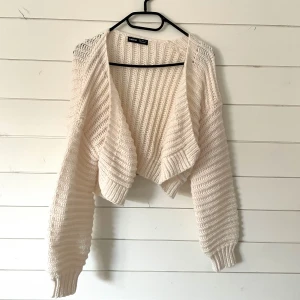Stickad kofta - Superfin stickad kofta från Shein aldrig använd! Passar perfekt till sommarkvällar storlek M men passar S bra