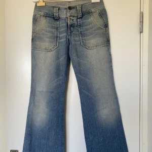 Diesel Jeans  - Skitsnygga lågmidjade diesel jeans! Skulle nog inte passa någon som är över 156 cm. De passar inte mig, så kan inte skicka bild på hur de ser ut på. De har en liten fläck, skriv privat för fler bilder och mer info :) 
