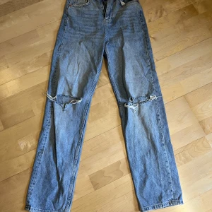 Jeans - Jeans med hål från Gina tricot. Mycket använda men bra skick, ändast liten defekt på knän som inte riktigt förstör jeansens utseende. Kontakta vid frågor 