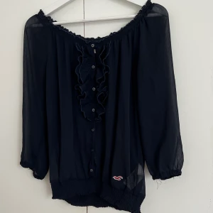 Blus - Blus i mörkblått andvänd fåtal gånger 
