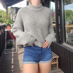 Stickad tröja - Grå stickad tröja 🤍 Storlek S (passar xs-m beroende på passform) Lite nopprig men i väldigt fint skick! 25kr + frakt ☀️