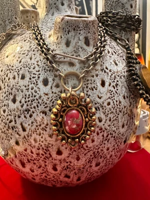 Halsband Viktorianskt 1700tals hänge med en 1800/1900 tals länk. One of a kind! - Från börja är hänget en brosch men under tidens gång så har det gått ur tiden så att säga. Nu satt jag den på en fin gammal länk där ni kan se det fina hantverk i ringen där hänger med glaset med guldblad mm i. Icke magnetiskt men gissar på mässing.