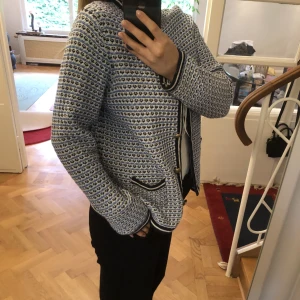 supersöt kofta🤍🏙️ - säljer denna snygga chanel dupe koftan!  🦋 den är aldrig använd och är från Hampton 27 Republic🤍 Funkar båda i varma och kalla väder!🐬🐋 skriv om intresserad! Puss🫶🏻