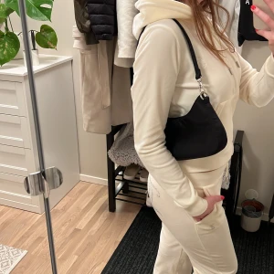 Svart liten handväska Gina Tricot - Axelväska Gina Tricot, liten, svart. 