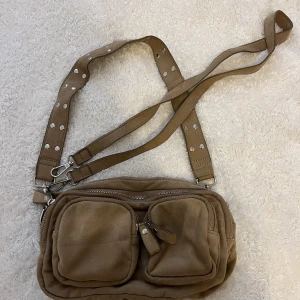 Beige mini axelväska - En beige söt axelväska från Ginatricot som är slutsåld och i mycket fint skick! Kommer inte till användning därav säljer jag. (Nypris 499 kr) 💗