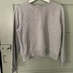 grå sweatshirt i bra skick🙌 ett bra basic plagg som inte kommer till användning av mig🌷