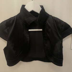 Bolero 😊 - Svart bolero som är snygg till fest eller till vardags 🔥