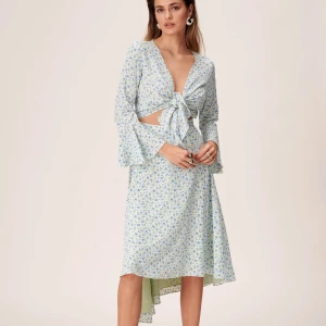 Adoore klänning - Säljer min fina Adoore Riviera Dress i storlek 36. Den är aldrig använd, prislappen fortfarande kvar. Fantastisk sommarklänning som även passar perfekt för midsommar!☀️🌸🦋