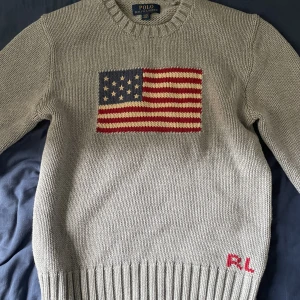 Stickad Ralph lauren tröja - Jag säljer min stickade Ralph lauren tröja då jag aldrig fått användning för den. Den är endast använd ett fåtal gånger och skicket är 10/10. Storleken är 14-16 vilket motsvarar ungefär xs-s. Nypris 2000kr. Meddela för frågor.