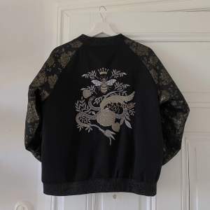 Cool bomber jacka från cream.  gulddetaljer och tryck på ryggen. Revärer på armarna. ord pris. 1199kr