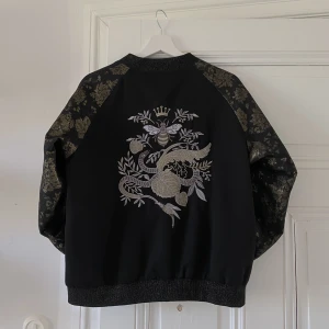 Bomber jacka - Cool bomber jacka från cream.  gulddetaljer och tryck på ryggen. Revärer på armarna. ord pris. 1199kr
