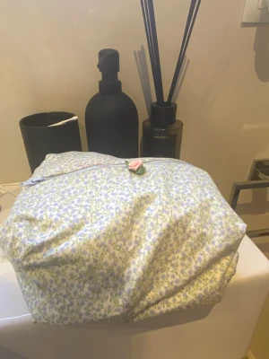  Smink väska  - Jag säljer handgjorda sminkväskor  Kommer i olika storlekar liten,mellan,stor  Pris: liten kostar 150kr mellan kostar 250kr och stor kostar 350kr  Kontakta om vilken färg du vill ha på tyget och om du vill ha detaljer på sminkväskan💕❤️‍🔥❤️