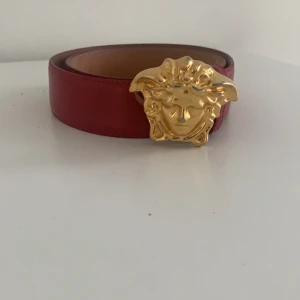 Versace bälte röd - Storlek 80cm Kan byta mit nått också 