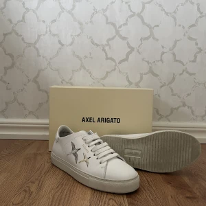 Axel Arigato  - Säljer ett par skor från Axel Arigato. Använda en gång. Storlek 36. Frakt ingår ej. 