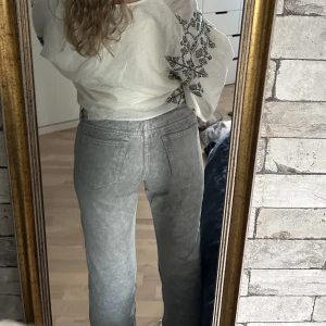 Grå Arrow jeans från weekday  - Säljer dessa supersnygga och Populära jeans från weekday i modellen arrow! Midjan är strlk 28 och längden är 30. Köptes för 590kr och jag säljer för 300. Säljes eftersom de är lite för korta för mig som är 170💗. 