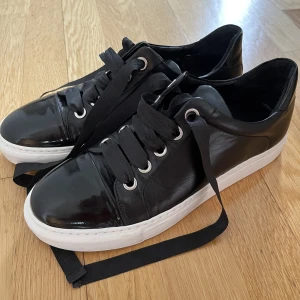 Billi Bi sneakers - Så snygga svarta sneakers med lack detaljer från billi bi. Använda max 2 gånger så dom är i toppenskick utan defekter, utom smutsen på sulorna😍