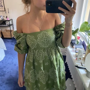 Sommar klänning - Så fin sommarklänning frn zara! Aldrig använd och Prislapp kvar, nypris 559! Kan gå ner i pris