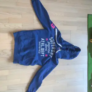 En hoodie från superdry som jag säljer då den aldrig används.  Pris: 200 kr Storlek:S 