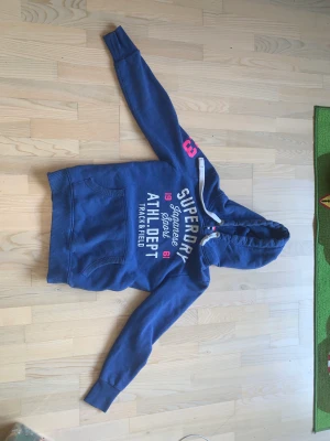 Superdry hoodie - En hoodie från superdry som jag säljer då den aldrig används.  Pris: 200 kr Storlek:S 