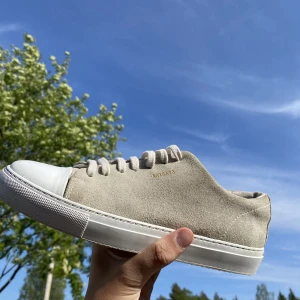 Axel arigato clean suede 90 - Säljer ett par Axel arigato captoe strl 41 i nyskick.  Nypris 2,2k  Mitt pris 0,9k  Har fortfarande kvar boxen, hör av er vid minsta fråga eller för mer bilder 👍