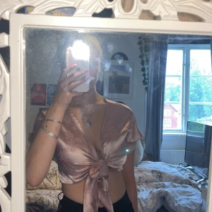 Rosa topp - Superfin Rosa silkestopp som man knyter där fram🩷 Storlek Xs/34