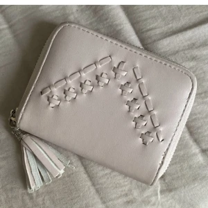 Plånbok - Plånbok, ett litet märke på baksidan (bild 3) KONTAKTA INNAN KÖP NU!!  (Står ej för postens slarv men packar alltid så säkert jag kan) 