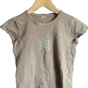 Tröja - Fin tröja med broderad blomma på, den är i barnstorlek men passar xs.