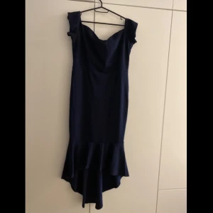 Klänning - Off Shoulder High Dress JOHN ZACK. Nu klänning. Etikett kvar. Går inte att lämna tillbaka. Köpt för 649. Storlek XL.