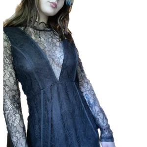 Spets klänning - Jätte cool v-ringad spetsklänning med slits i kjolen🖤 säljer pga att den är för lång för mig