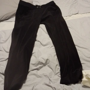 Juicy cuoture byxor  - Hej, jag säljer mina älskade juicy Couture byxor i färgen svart. Jag säljer dom pågrund av att dom har blivit förstora för mig.