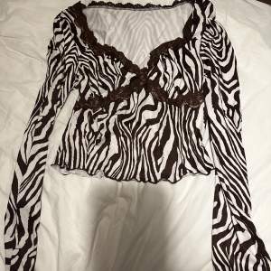 Jag säljer en tröja med zebra print i brun, den är endast använd 2ggr och kommer inte till användning drf säljs den.  Storlek L Möts och fraktar spårbart!