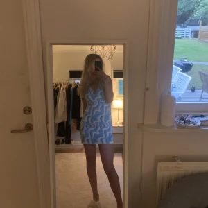 klänning - Säljer denna jättefina klänning från gina tricot. Köpte den förra året men har bara kommit till användning en gång🥰🥰🥰